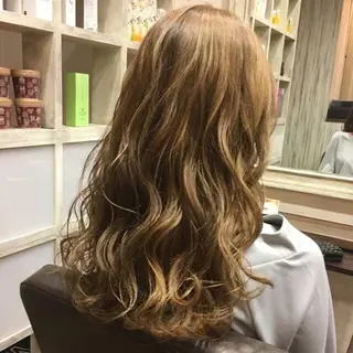 ロング カラー GRANDE アオキのヘアスタイル