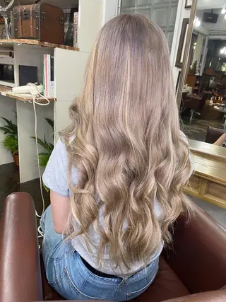 ロング カラー モモカ/ハイトーン /バレイヤージュのヘアスタイル
