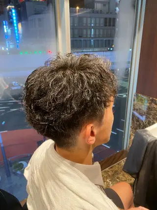 ミディアム パーマ ヒロ銀座バーバーショップ東京駅丸の内店所属・對馬 虎太郎のヘアスタイル