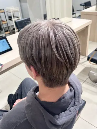 カラー メンズ 巖本 真希のヘアスタイル