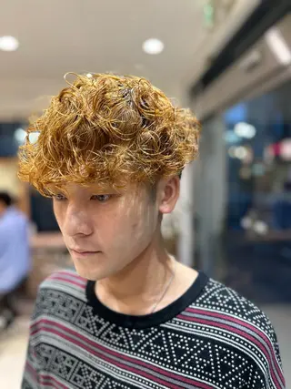 ショート パーマ メンズ ハイトーン× デザイン　Runoのヘアスタイル