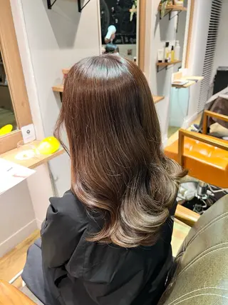 ロング カラー ツキダテ ユイのヘアスタイル