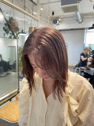 ミディアム カラー ミルクティー× グレージュMOMOのヘアスタイル