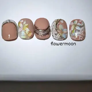 ネイル フラワー ムーンのネイルデザイン