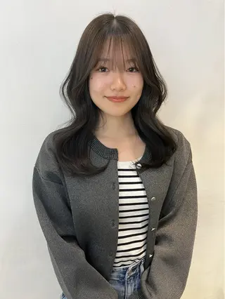 セミロング 'AXIS Konomiのヘアスタイル