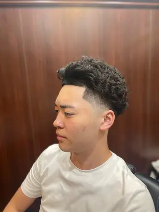 パーマ メンズ ヒロ銀座バーバーショップ新宿店所属・ITO TOMのヘアスタイル