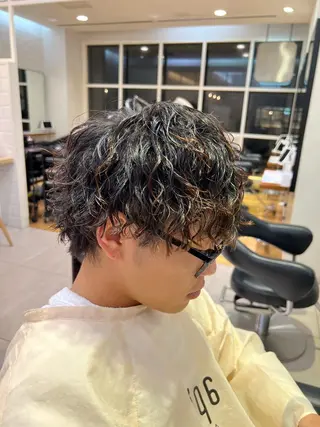 ミディアム メンズパーマ 岩成健志郎のヘアスタイル