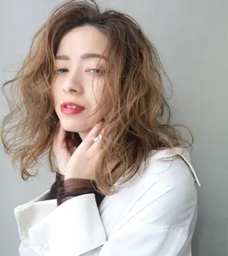 ミディアム カラー SALOWIN梅田茶屋町店所属・ウルフレイヤーカット /チヒロのヘアスタイル