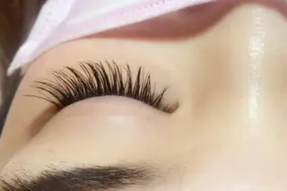 マツエク・マツパ UMEDA FIGAROのヘアスタイル