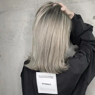 セミロング カラー オフホワイトアンドなんば所属・福西 洋斗のヘアスタイル