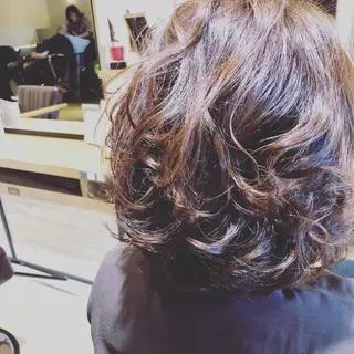 ミディアム EARTH 榎本のヘアスタイル