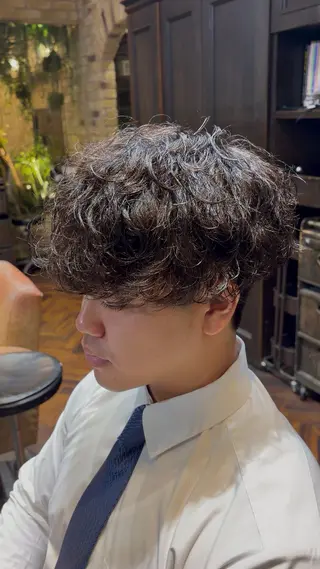 ショート パーマ メンズ モナン新宿所属・曲がる縮毛 メンズ 毛流れ 佐々木 優のヘアスタイル