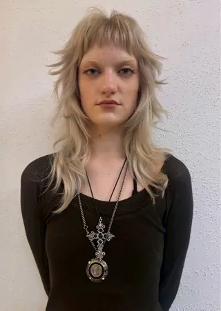 ロング MEY HAIR CURLYS所属・SHIORI🎀 ブリーチ/艶カラーのヘアスタイル