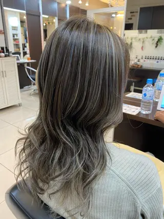 セミロング カラー ショートボブ✨️ 池田芽生のヘアスタイル