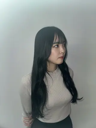 ロング Notoミルクティー グレージュカラーのヘアスタイル