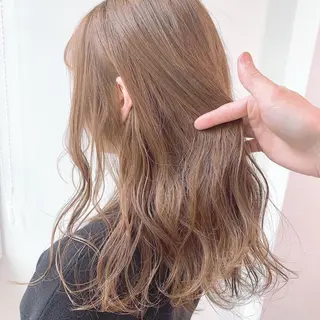 ミディアム カラー レイヤーカット 透明感カラーのヘアスタイル