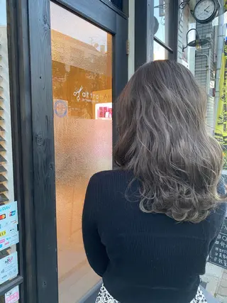 ロング カラー 新谷 桃子のヘアスタイル