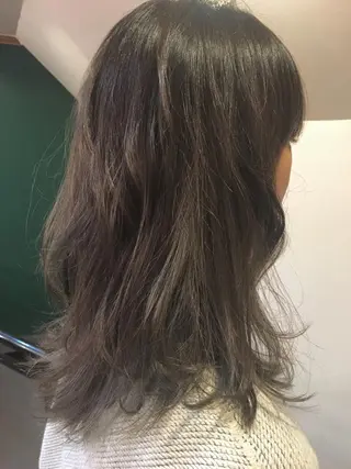 ミディアム カラー 吉川 愛美李のヘアスタイル