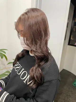 ロング カラー ミルクティー× グレージュMOMOのヘアスタイル