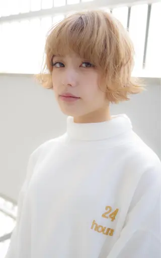 ショート ハイトーン/レイヤー /ケアブリーチ石川治のヘアスタイル