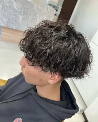 ショート パーマ メンズ 峯 渉人のヘアスタイル
