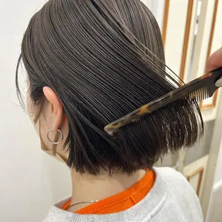 ショート カラー ぱつっとボブ/ 小野あかねのヘアスタイル