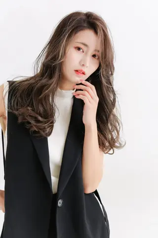 ロング 韓国レイヤーカット/ ダブルカラーのヘアスタイル