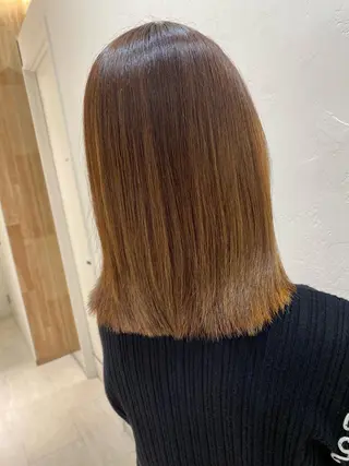 ミディアム ハイトーン/ 顔周りレイヤー/白石のヘアスタイル