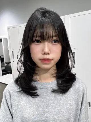 ミディアム maya レイヤーカットのヘアスタイル