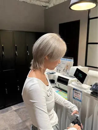 ショート カラー SALOWIN広島所属・ブリーチカラー/ ベージュ/SARAのヘアスタイル