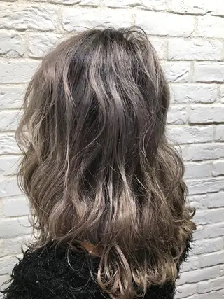 ミディアム カラー UMEDA FIGAROのヘアスタイル