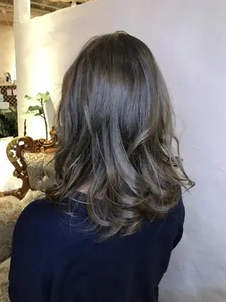 ミディアム カラー 伊藤 優希のヘアスタイル