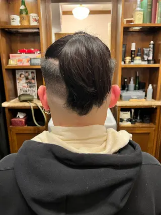 セミロング ヒロ銀座バーバーショップ丸の内所属・秋山 琳太のヘアスタイル