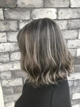 ミディアム RISE by REVOのヘアスタイル