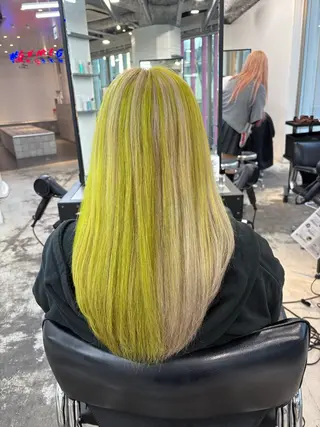 ショート カラー HIKARI🐈‍⬛ ハイトーン×デザインのヘアスタイル