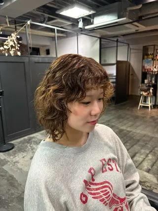 ミディアム パーマ ユイカ🐮暖色カラー / 髪質改善のヘアスタイル