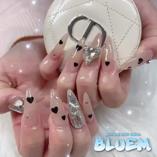 ネイル BLUEM なな🐶のネイルデザイン