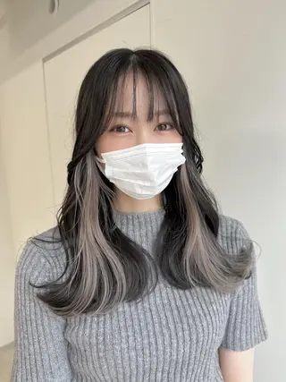 ロング レイヤーカット 透明感カラーのヘアスタイル