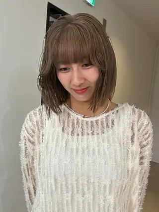 セミロング カラー Yuna/ベージュ ダブルカラーのヘアスタイル