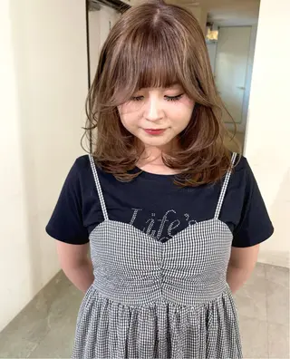 ミディアム カラー mizuki/ピンク ベージュ.レイヤーのヘアスタイル