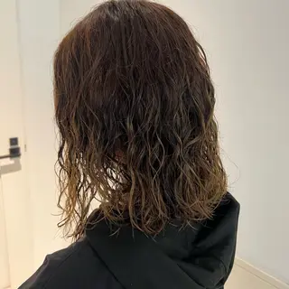 ミディアム パーマ 艶ハイトーン🔆 ️️️安座間 希のヘアスタイル