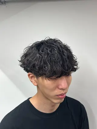 パーマ メンズハイトーン 北斗💍レイヤーのヘアスタイル