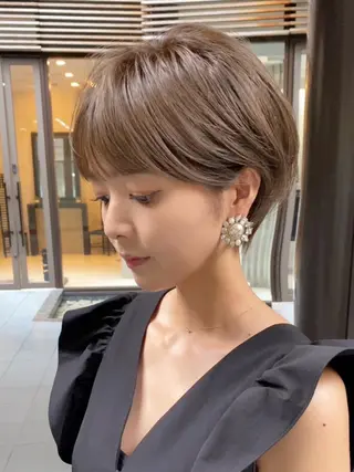 ショート 切りっぱなしボブ レイヤー/縮毛矯正のヘアスタイル