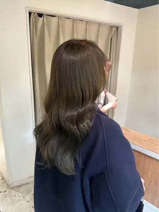 ロング タツキ／レイヤー／ パーマ／艶カラーのヘアスタイル