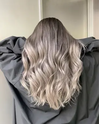 ロング 🫧バレイヤージュ/ ハイトーン/ミズキのヘアスタイル