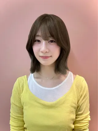 ミディアム カラー 安井 美咲希のヘアスタイル