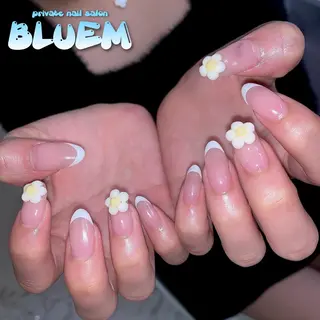 ネイル BLUEM なな🐶のネイルデザイン