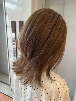 セミロング 白髪ぼかしハイライト めさきすずなのヘアスタイル