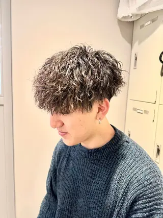 ミディアム パーマ ヘアアレンジ メンズ 顔まわりカット の達人のヘアスタイル