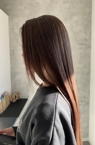 ロング カラー Moe by aria所属・飯田 冴のヘアスタイル